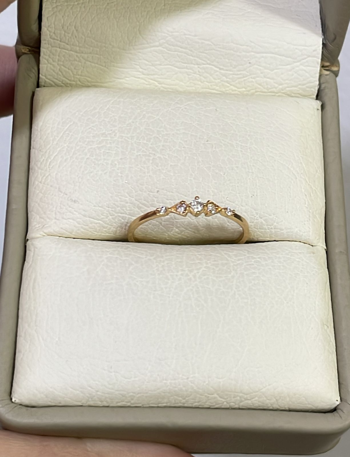 Anillo 5 Zircones